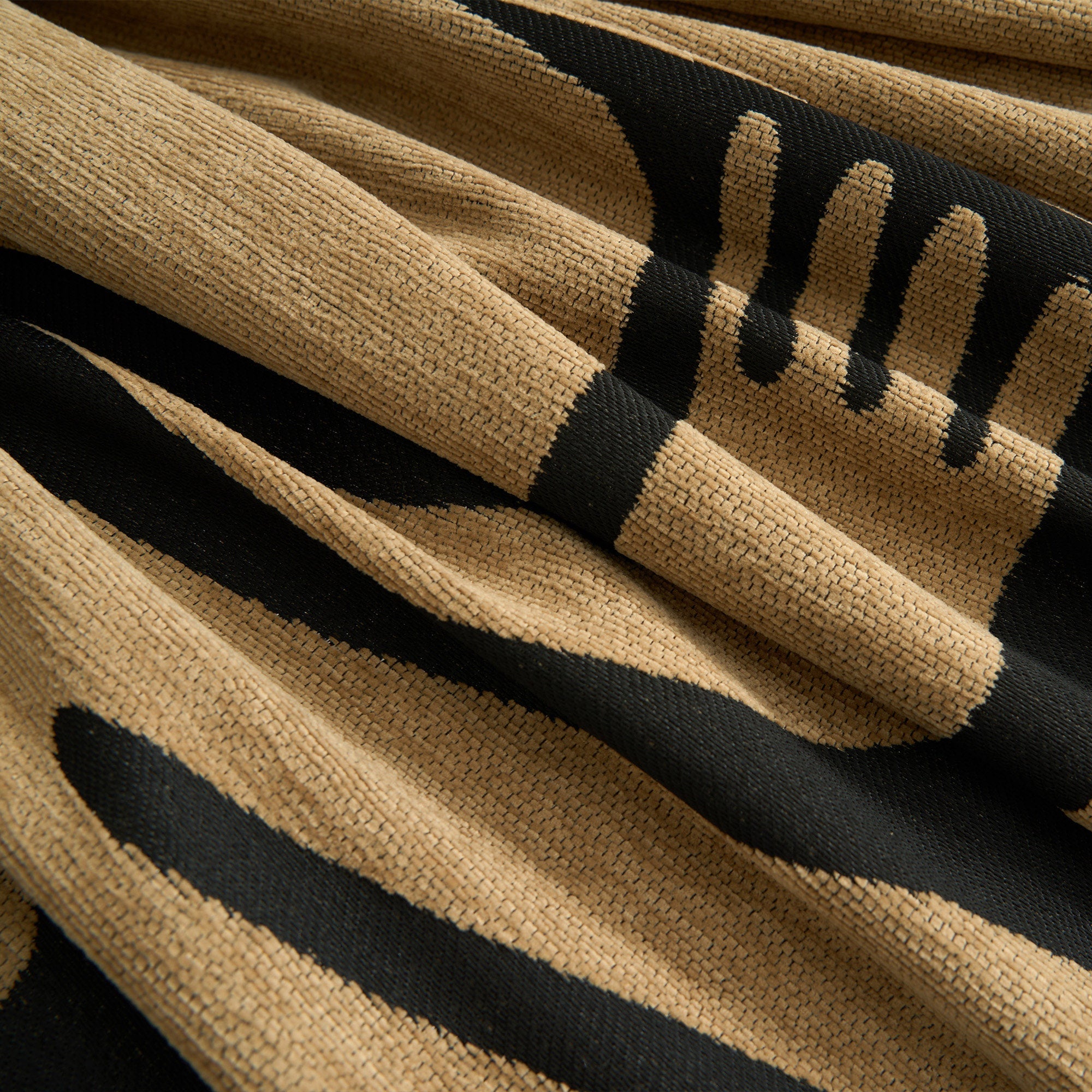 Capa de Sofá Tribal Contemporânea – Estilo e Proteção em Harmonia