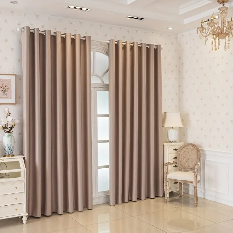Conjunto com 2 cortinas blackout, com forro preto para vedação total, perfeitas para sala de estar, quarto, sala de jantar e escritório em casa.