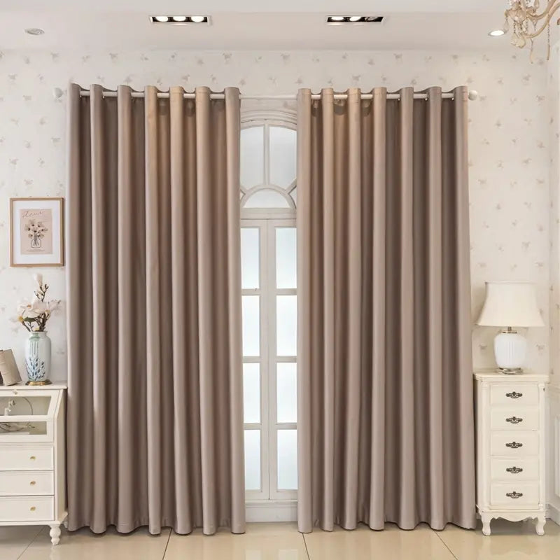 Conjunto com 2 cortinas blackout, com forro preto para vedação total, perfeitas para sala de estar, quarto, sala de jantar e escritório em casa.